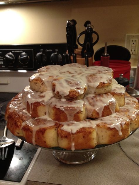 Cinnamon Roll Birthday Cake.  Who doesn't love cinnamon rolls!?!?!? Cinnamon Rolls Wedding Cake, Cinnamon Rolls Birthday Cake, Cinnamon Rolls Birthday, Cinnamon Roll Birthday Party Theme, Cinnamon Roll Sanrio Birthday, Birthday Cinnamon Rolls, Cinnamon Roll Birthday Cake, Cinnamon Roll Birthday, Roll Birthday Cake