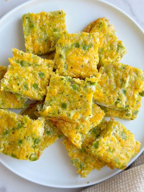 These yummy veggie frittatas only have 3 ingredients and are the perfect nutritious breakfast to make for your littles! Veggie Frittata Recipes, Fritata Recipe, Once Upon A Farm, Blw Recipes, Veggie Frittata, Toddler Foods, Easy Baby Food Recipes, Toddler Recipes, Baby Recipes