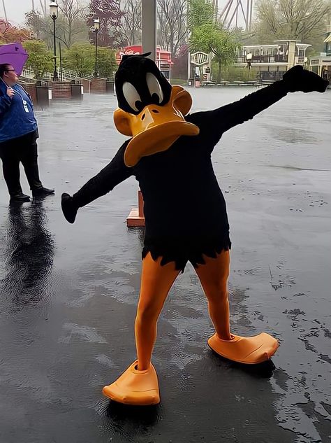 Daffy Duck Costume Diy, Duck Costume Diy, Daffy Duck Costume, Costume Jeans, Duck Outfit, M50 Gas Mask, Dewey Duck, Hopi Hari, Duck Costume