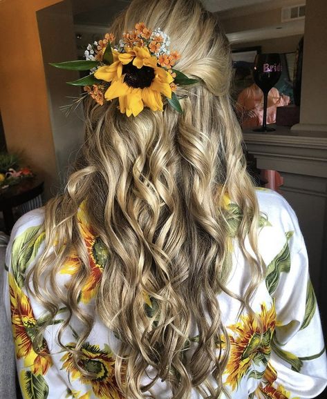 Sunflower Wedding Decor, Sunflower Wedding Decorations, Rain Wedding, Wedding Hairstyles Bride, Wedding Decor Ideas, Hair Photography, Curly Girl Hairstyles, No Rain, Sunflower Wedding