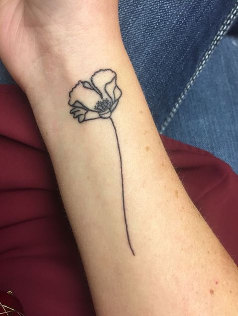 Poppy flower tattoo for August birthdays. Tattoo Flower Simple, August Flower Tattoo, Bracelet Tatoo, Buttercup Tattoo, California Poppy Tattoo, August Birthdays, Poppy Flower Tattoo, Poppy Tattoo, Flower Simple