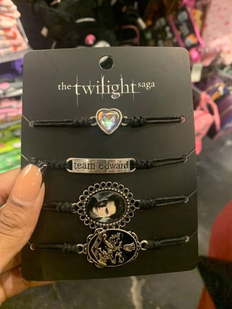 Twilight Jewelry Aesthetic, Twilight Saga Jewelry, Twilight Inspired Jewelry, Twilight Quinceanera Ideas, Twilight Stuff To Buy, Twilight Bracelet Ideas, Twilight Phone Case, Twilight Accessories, Twilight Necklace