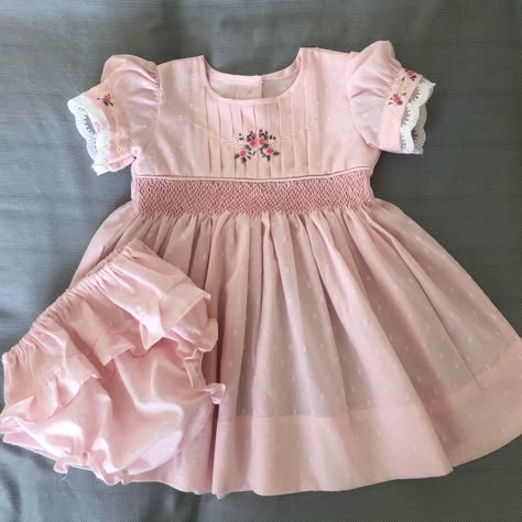 Smocking Frocks For Kids, Smocking Frocks, Trendy Lace Dresses, Pink Frock, Girl Frock Design, Cotton Frocks For Kids, Frocks For Kids, Girl Frock