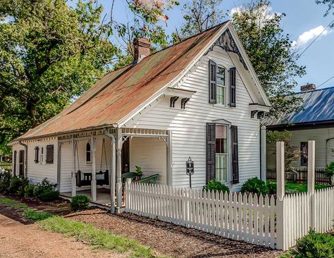 Inside Look: Holly Williams's Rural Tennessee Rentals – Garden & Gun Cottage Front Porch, Holly Williams, Historic Cottage, Room And Board, Old Farm Houses, White Rooms, Vintage Cottage, Kitchen Garden, Stay The Night