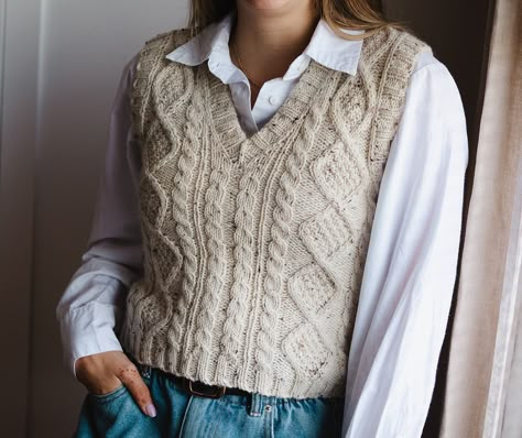 knitting pattern for cable knit vest slipover Slipover Knitting Pattern, Free Aran Knitting Patterns, Tops Knitting, Knit Vests, Fancy Sweater, Front Pieces, Vest Pattern Free, Brioche Knitting, Cable Knit Vest