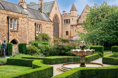 Oxford College, Castles In England, Oxford England, Victorian Mansions, School Garden, British Countryside, English House, College Campus, Oxford University