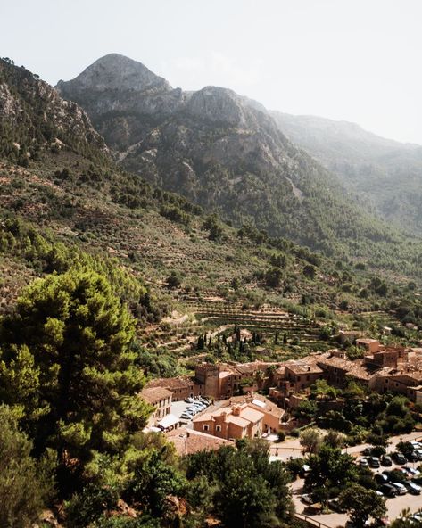 Spanish mountain village of fornalutx, read about the best travel period on Mallorca. Spanish Mountains, Mallorca Mountains, Mountain Village, Digital Nomad, Grand Canyon, Road Trip, How To Find Out, Natural Landmarks, Travel