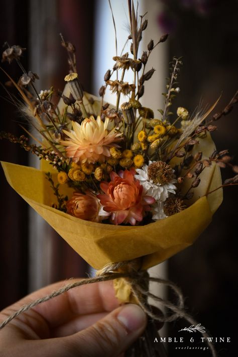 Dried flower bouquet / everlasting mini posy / Australian wildflowers / shop online Christmas Flower Posies, Dried Flower Posies, Floral Confetti, Dried Floral Bouquet, Flower Farms, Dried Floral Arrangements, Flowers Australia, Dried Flower Bouquets, Flower Shop Decor