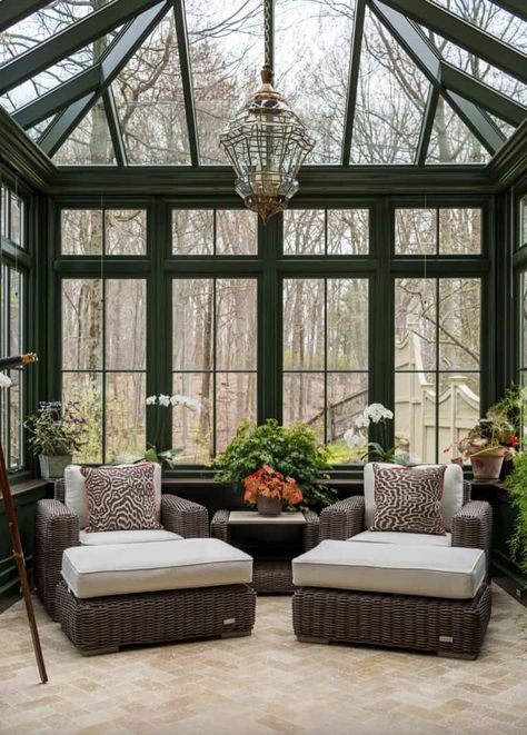 35+ Amazing conservatory greenhouse ideas for indoor-outdoor bliss Florida Sunroom, Victorian Remodel, Rustic Sunroom, Glass Sunroom, Conservatory Greenhouse, Porch Design Ideas, Sun Rooms, Sunroom Addition, Sunroom Ideas