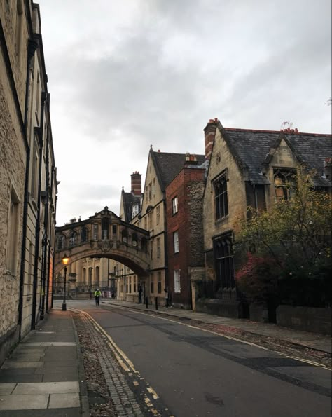 1950s England Aesthetic, British Culture Photography, Oxford Houses England Uk, Oxford Autumn Aesthetic, Old Britain Aesthetic, British Astethic, England Town Aesthetic, England Suburbs, Old British Aesthetic