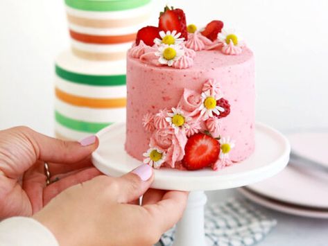 Small Batch Strawberry Cake - Sugar & Sparrow Small Batch Strawberry Cake, Small Batch Cake Recipe, Buttercream Frosting Recipe Easy, Delicious Strawberry Cake, Strawberry Cake Recipe, Buttercream Piping, Fresh Strawberry Recipes, Fresh Strawberry Cake, Heart Shaped Cake