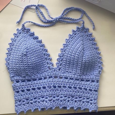 crochet patterns-Cute and Cozy Free Patterns for Easy Crochet Tops Diy Crochet Top, Crop Top Design, Crochet Apparel, Beau Crochet, Yarn Creations, Bikinis Crochet, Crop Top Pattern, Crochet Crop Top Pattern, Zach Bryan