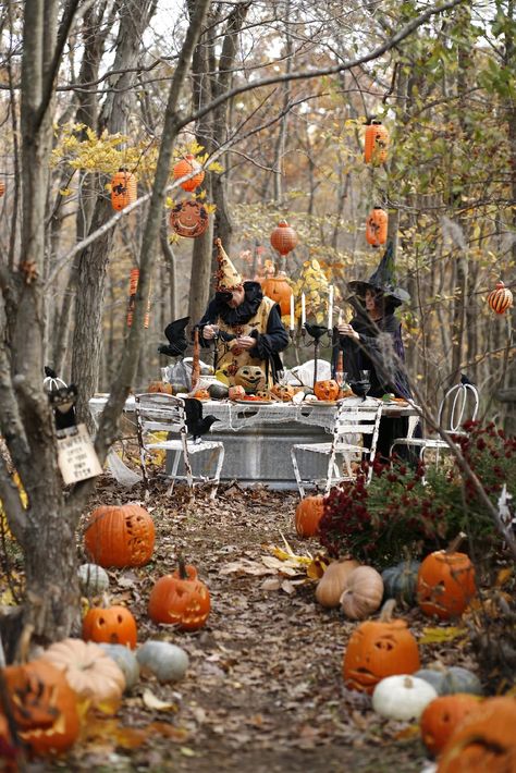 Bruce Elsass and Karin Lidbeck  creating a Halloween party in the woods Outdoor Halloween Parties, Halloween Garden Decorations, Diy Halloween Party, Halloween Outdoor Decoration, Creative Halloween Decorations, Dekorasi Halloween, Photo Halloween, Halloween Decor Diy, Labu Halloween