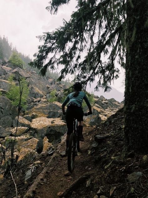 Mtb Aesthetic, Bike Women Cycling, Biking Aesthetic, Mountain Biking Photography, Bike Aesthetic, Vision Board Photos, Scout Camping, Biking Outfit, Adventure Aesthetic