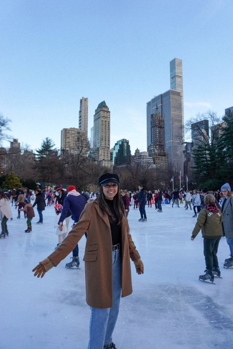 Wollman Rink is located in central park with a beautiful view of both the park and city! Wollman Rink Central Park, New York Ice Skating, Nyc Ice Skating, Central Park Ice Skating, Skating Photoshoot, Ny Christmas, Central Park Winter, Outdoor Ice Skating, Nyc Winter