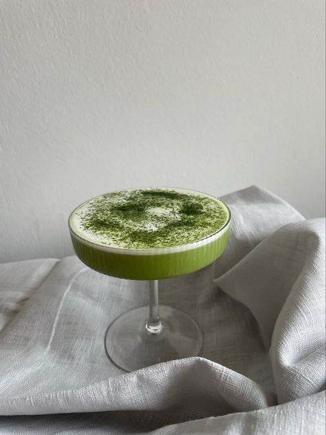 Matcha Gin Cocktail, Matcha Espresso Martini, Matcha Alcoholic Drinks, Matcha Martini Recipe, Matcha Mocktail Recipe, Matcha Themed Party, Matcha Cocktail Recipes, Matcha Drink Ideas, Matcha Cafe Aesthetic