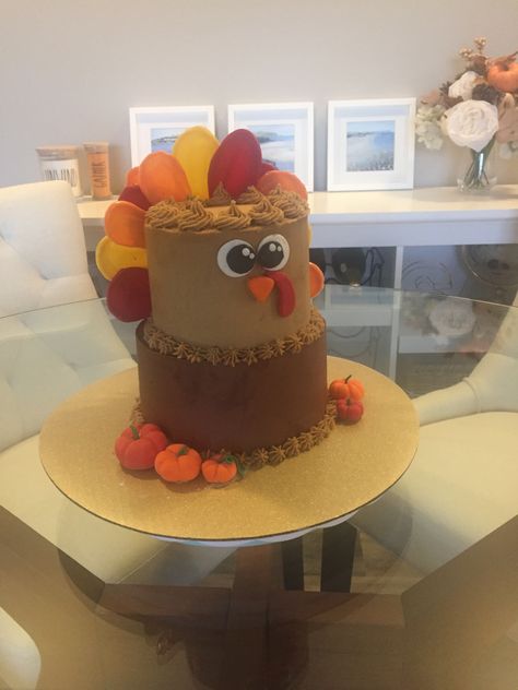 Turkey Cakes Birthday, Easy Turkey Cake Ideas, Thanksgiving Cake Ideas Decorating Easy, Cute Thanksgiving Cake, Turkey Cake Ideas, Thanksgiving Cake Designs, Thanksgiving Birthday Cake, Turkey Cakes, Thanksgiving Cake Ideas