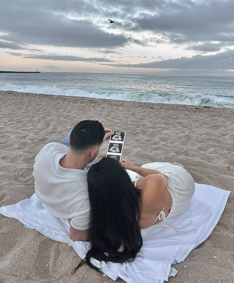 Pregment Photography Pictures, Preganacy Pictures Aesthetic, Couple Baby Announcement Pictures, Maternity Photoshoot At The Beach, Announcing Pregnancy Photoshoot, Baby Announcement Beach Ideas, Couples Pregnancy Photos, Baby Announcing Ideas To Family, Baby Reveal Photoshoot