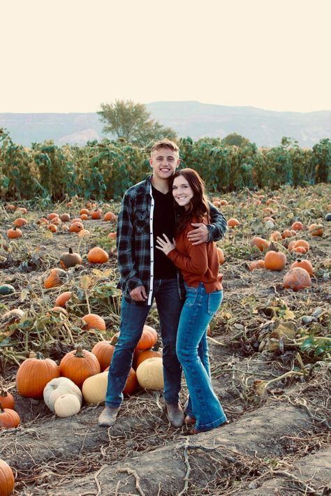 Halloween Couple Poses, County Relationship, Pumpkin Patch Couple Photos, Pumpkin Patch Couple, Bf Things, Fall Couple Pictures, Country Couple Pictures, Bf Bf, Pumpkin Patch Pictures