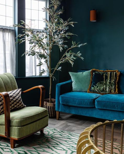 These colors look so gorgeous together. I just love that deep green wall color and the velvet couch is stunning. I would love to see the rest of the house. What is your favorite thing here? 💚💚💚⠀ ⠀ Interior Designer @em.gurner⠀ 📷 @anna.yanovski ⠀ ⠀ Follow us @dejabluedesign⁣⠀ ⠀ ⠀ ⠀ ⠀ ⠀ ⠀ #dejabluedesign⠀ #instainterior⠀ #interiorideas⠀ #interiorstyling⠀ #interiordecor⠀ #inspiremehomedecor⠀ #interiordesign⠀ #dominomag⠀ #interiordecorating⠀ #homedecor⠀ #eclecticallycool⠀ #bohemianluxe⠀ #roompor Teal Sofa Living Room, Salon Art Deco, Blue Sofas Living Room, Velvet Sofa Living Room, Moody Living Room, Teal Living Rooms, Blue Couch, Art Deco Living Room, House Aesthetic