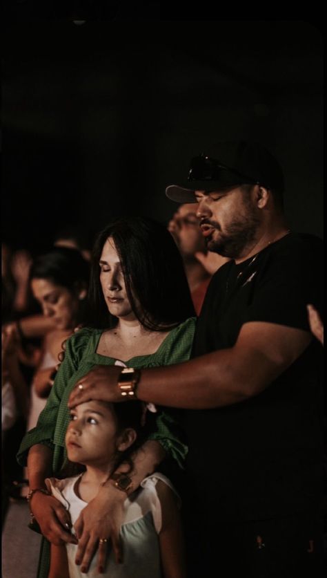 Church Couple Aesthetic, Pray Couple, Couple Worshipping Together, Couples Praying Together, Christian Family Aesthetic, Family Praying Together, Couple Praying Together, Church Couple, Praying Couple