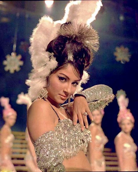 An Evening In Paris, Evening In Paris, Sharmila Tagore, Bollywood Retro, Guess The Movie, Bollywood Posters, Retro Bollywood, Bollywood Cinema, 90s Bollywood