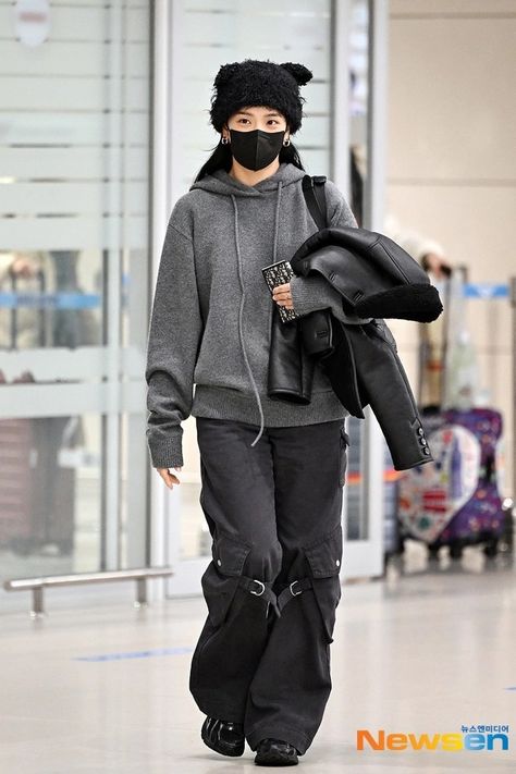 Airport Fashion Kpop, Winter Travel Outfit, Trip Outfits, Kpop Style, City Outfits, Icn Airport, Artist Outfit, Everyday Fashion Outfits, All Eyes On Me