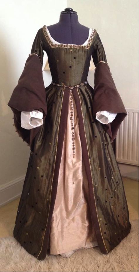 In the early 16th Century rivalry between the court of King Henry VIII and King… 1600 Dresses Gowns, 16th Century Fashion Women, 16th Century Gown, Tudors Dress, 1600 Dresses, Madrigal Dinner, Vestidos Medieval, 1600s Fashion, Zelda Au