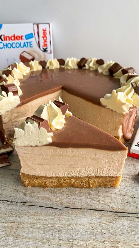 fitwafflekitchen on Instagram: NO-BAKE KINDER CHEESECAKE 😍 Omg, this cheesecake is absolutely heavenly 🙌 It has a thick, buttery digestive biscuit base, a creamy Kinder… Kinda Bueno Cheesecake, Chocolate Bueno Cake, Kinder Chocolate Cake, Chocolate Ganache Whipped, Bueno Cheesecake, Fitwaffle Kitchen, Bueno Cake, Microwave Chocolate Cakes, Chocolate Pieces