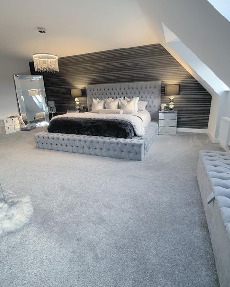 Massive Bedroom Ideas, Huge Bedroom Aesthetic, Big Bedroom Inspirations, Big Room Ideas Bedrooms Luxury, Cozy Bedroom Ideas Big Room, Chavy Room, Big Teen Bedroom, Roleplay Ideas Bedroom, Flooring Ideas For Bedroom