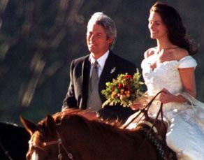 Runaway Bride with Richard Gere and Julia Roberts Richard Gere Julia Roberts, Movie Wedding Dresses, Quote On Love, 1990s Films, Movie Wedding, Tv Weddings, Daryl Hannah, Patricia Arquette, Runaway Bride