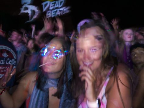 Rave Girl Aesthetic, Rave Room, Zeds Dead, Aesthetic 2000s, Rave Girls, Rave Babe, Edm Rave, Festival Outfits Rave, Outfits Rave