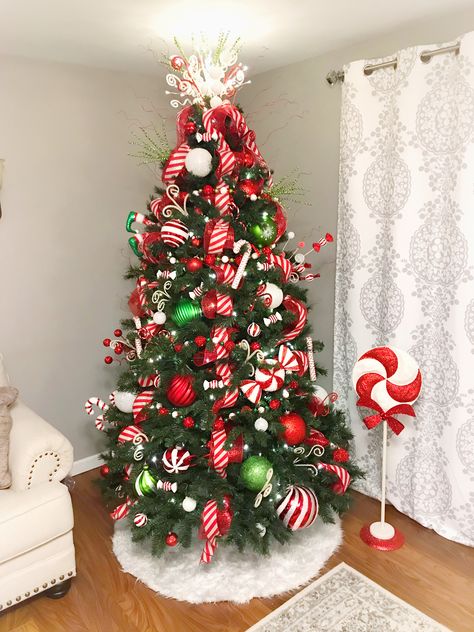 Christmas Tree Inspiration Red And Gold, Candy Cane Image, Candy Cane Decorations, Candy Christmas Tree, Gold Candy, Candy Cane Christmas Tree, Tree Inspiration, Christmas Tree Decorating Themes, Ornaments Tree