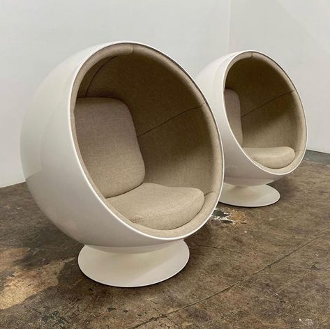 ⠝⠕⠗⠞⠓⠎⠊⠙⠑ on Instagram: “🧄- Eero Aarnio “Ball Chairs” designed in 1963.   - Crédits and Restored by @classicdesignla   #aintvintage #design #eames #mariobellini…” Futuristic Chair Design, Retro Ball, Eero Aarnio, Mid Century Rug, Ball Chair, Vintage Lounge Chair, Isamu Noguchi, Round Chair, Pierre Jeanneret