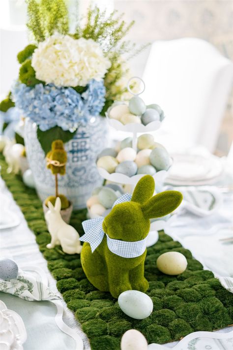 Vintage Spring Aesthetic, Vintage Spring Decor, Modern Easter Decor, Spring Mantle Decor, Easter Table Setting, Spring Mantle, Modern Easter, Easter Event, Spring Decor Diy