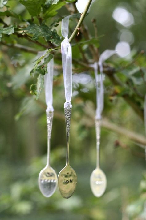 Cool Stuff to DIY with Old Spoons — and a few forks | ...Xmas ornaments ........http://diyfunideas.com/  =======BEST DIY WEBSITE EVER! Spoon Christmas Tree Diy, Silverware Ornaments, Old Spoons Repurposed, Spoon Snowman Ornament, Repurpose Souvenir Spoons, Christmas Spoons Silver, Spoon Ornaments, Cutlery Art, Silverware Crafts