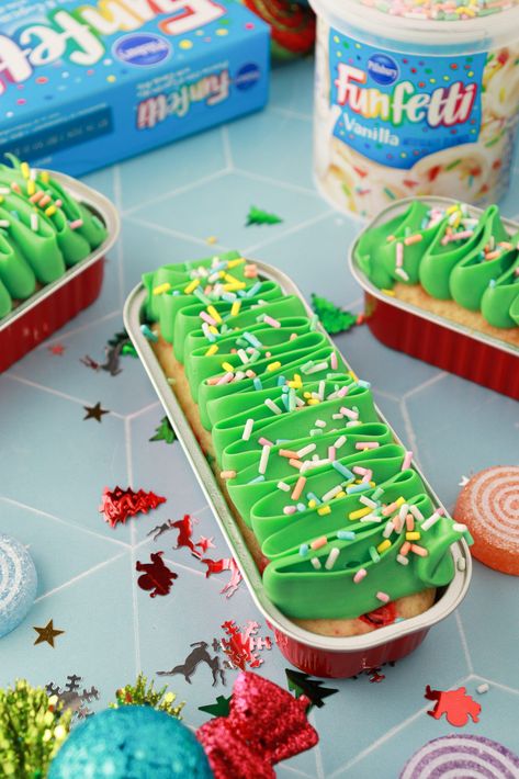 Holiday Mini Cake Trays Recipe Mini Cake Tray Ideas, Mini Cake Tins Christmas, Mini Loaf Pan Desserts Christmas, Christmas Tray Cake, Mini Cake Pan Ideas Christmas, Mini Loaf Cakes Ideas Christmas, Mini Cake Loaf Ideas, Mini Cakes Christmas, Mini Loaf Cakes Christmas