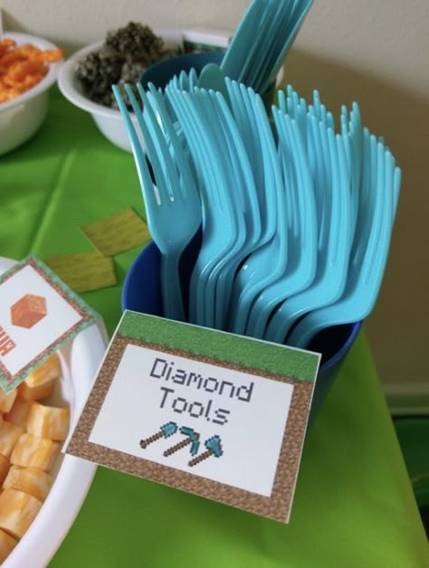 Mindcraft Party Food, Minecraft Dungeons Birthday Party, Minecraft Snacks Birthday, Minecraft Themed Food, Minecraft Birthday Food, Minecraft 6th Birthday, Minecraft Food Ideas, Minecraft Party Snacks, Minecraft Birthday Party Food