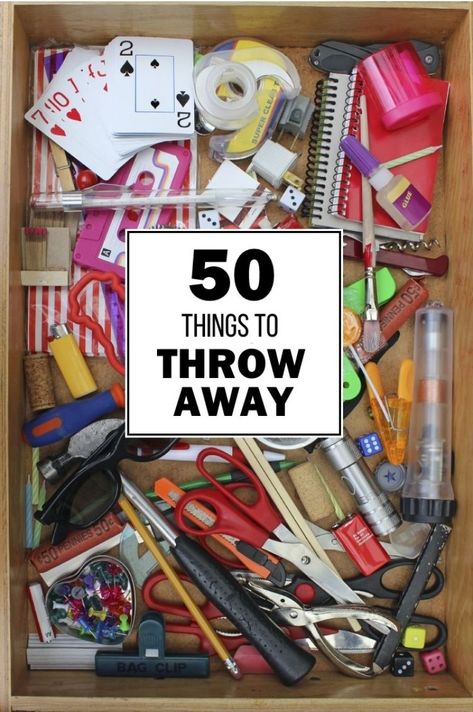 things to throw away - image of a junk drawer full of odds and ends from around the house Distress Wood, Organizational Tips, Clutter Control, Decluttering Ideas, Declutter Home, Crazy House, Decluttering Tips, Organized Chaos, Clearing Clutter