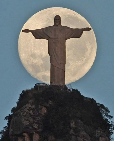 RIO DE JANEIRO, BRASIL. Estátua do Cristo Redentor / Christ the Redeemer statue. Photo by Antonio Lacerda. Christ The Redeemer Brazil, Christ The Redeemer Statue, Jesus Statue, Christ The Redeemer, Art Ancien, Seven Wonders, Beautiful Moon, A Hill, 판타지 아트