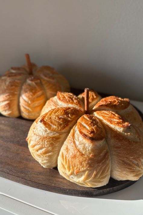 Pumpkin shaped sourdough loaves! Pumpkin Shaped Sourdough Bread, Bread Loaf Ideas, Pumpkin Shaped Sourdough, Elven Food, Loaf Ideas, Bread Inspiration, Sourdough Loaves, Pumpkin Sourdough, Bread Tips