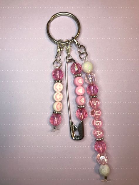 Safety Pin Keychain Kpop, Kpop Beads Accessories, Beaded Keychain Ideas, Keyring Ideas, Diy Jewelry Unique, Bead Charms Diy, Beaded Necklace Diy, Diy Bracelets Patterns, Diy Bracelet Designs