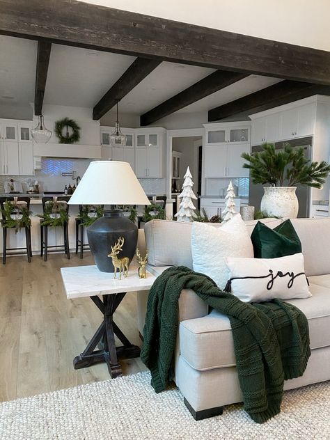 Christmas Decor Ideas Green And White, White And Green Living Room Decor, Green Living Room Christmas, Forest Green Christmas Decor, Modern Christmas Bedroom, Hunter Green Christmas Decor, Green And White Christmas Decor, Natal Natural, Green White Christmas