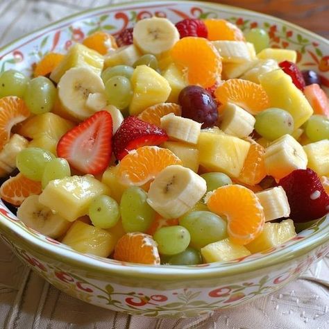 DAILY DIABETIC RECIPES | Salade de fruits Fruit Salad Ingredients, Chinese Chicken Salad Recipe, Fruit Salad Recipe, Fruit Platter Designs, Pineapple Chunks, Fruit Salad Easy, Tumblr Food, Healthy Recipes For Diabetics, Mandarin Oranges