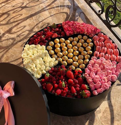 Chocolate Covered Strawberries Bouquet, Food Bouquet, Luxury Flower Bouquets, Strawberry Decorations, Boquette Flowers, Beautiful Bouquet Of Flowers, Luxury Flowers, Chocolate Gifts, Diy Birthday Gifts