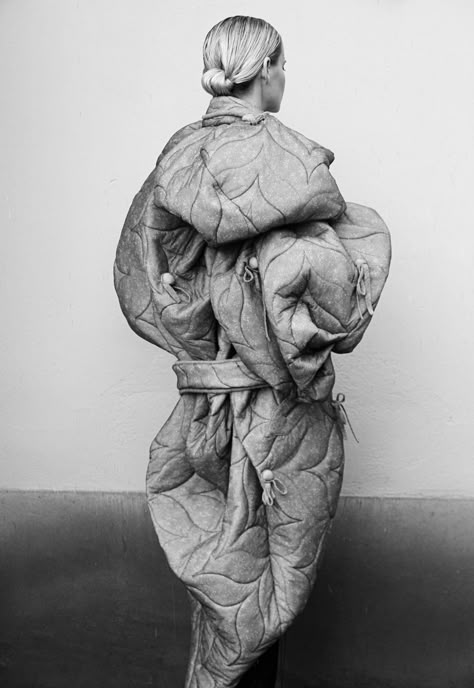 (Visita il nostro sito templedusavoir.org) Puppy Backpack, Sculptural Fashion, 3d Fashion, Quilt Baby, 2017 Fashion Trends, Textiles Fashion, Animal Faces, Frankenstein, Fashion Details