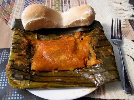 Los paches guatemaltecos son una de las comidas tradicionales de Guatemala que puedes encontrar en cualquier mercado del país, también se les conoce como tamales de papa existen distintos tipos de tamales los 3 más populares en Guatemala son los paches de papa los tamales de arroz y los tamales negros. Comúnmente son servidas en festividades navideñas, Semana Santa, cumpleaños, fiestas de fin de año, etc. Paches Guatemaltecos, Tamales In Crockpot, Meat Recipes Healthy, Guatamalan Recipes, Vegetable Appetizer, Guatemalan Recipes, Vegetable Appetizers, Baked Dinner Recipes, Healthy Meat Recipes