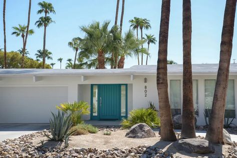 The Ultimate Guide to Palm Springs Architecture Palm Springs Mid Century Modern Homes, Palm Springs Exterior, Mid Century Modern Paint Colors, Palm Springs Landscaping, Palm Springs Mid Century Modern, Palm Springs Architecture, Style Bungalow, Perfect Paint Color, Exterior Paint Color