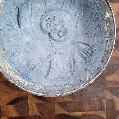 Blue cream cheese frosting in a bowl Blueberry Frosting, Cream Cheese Cupcakes, Cream Cheese Frosting Cake, Blue Frosting, Blue Icing, How To Make Cream, How To Make Icing, Dried Berries, How To Make Frosting