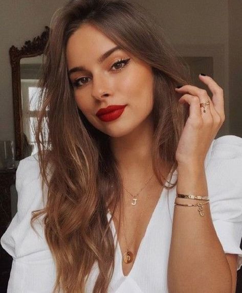 Brown Hair Red Lips, Red Lipstick Makeup Looks, Red Lips Makeup Look, Wedding Hairstyles And Makeup, Classy Makeup, Red Lipstick Makeup, Brunette Makeup, Red Dress Makeup, Red Lip Makeup